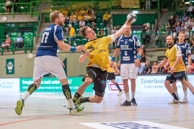 Jakob Knauer 25 HSC Coburg 2000 in the throw between Jan Artmann 17 Bergischer HC and Max Darj 5 Bergischer HC Bergischer HC vs HSC Coburg 2000 Handball 2 Handball Bundesliga 02 06 18 Wuppertal NRW Germany Uni Halle Copyright: xcdnx