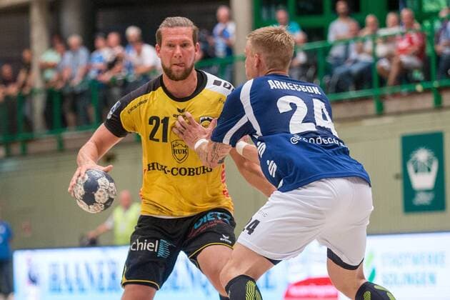 Till Riehn 21 HSC Coburg 2000 in a duel with Linus Arnesson 24 Bergischer HC Bergischer HC vs HSC Coburg 2000 Handball 2 Handball Bundesliga 02 06 18 Wuppertal NRW Germany Uni Halle Copyright: xcdnx