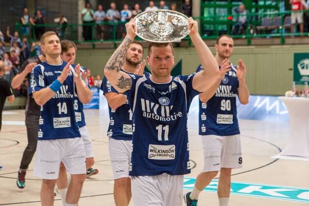 Arnor Thor Gunnarsson 11 Bergischer HC ahead of Maciej Majdzinski 14 Bergischer HC Tomas Babak 19 Bergischer HC and Bogdan Andrei Criciotoiu 90 Bergischer HC with the championship cup of the 2 Handball Bundesliga Bergischer HC vs HSC Coburg 2000 Handball 2 Handball Bundesliga 02 06 18 Wuppertal NRW Germany Uni Halle Copyright: xcdnx