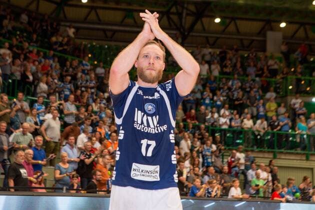 Jan Artmann 17 Bergischer HC stirs his farewell round in the university hall and is celebrated by the fans Bergischer HC vs HSC Coburg 2000 Handball 2 Handball Bundesliga 02 06 18 Wuppertal NRW Germany Uni Halle Copyright: xcdnx