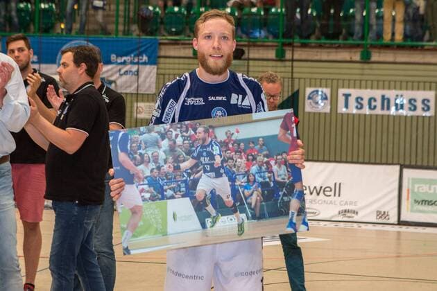 Jan Artmann 17 Bergischer HC with his picture which he got from the club as a farewell gift Bergischer HC vs HSC Coburg 2000 Handball 2 Handball Bundesliga 02 06 18 Wuppertal NRW Germany Uni Halle Copyright: xcdnx