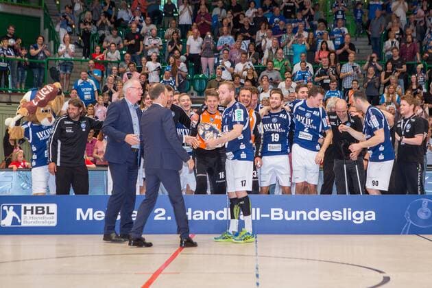Uwe Schwenker President Handball Bundesliga HBL and Frank Bohmann Managing Director Handball Bundesliga Hand over HBL Jan Artmann 17 Bergischer HC the championship trophy of the 2 Handball Bundesliga Bergischer HC vs HSC Coburg 2000 Handball 2 Handball Bundesliga 02 06 18 Wuppertal NRW Germany Uni Halle Copyright: xcdnx