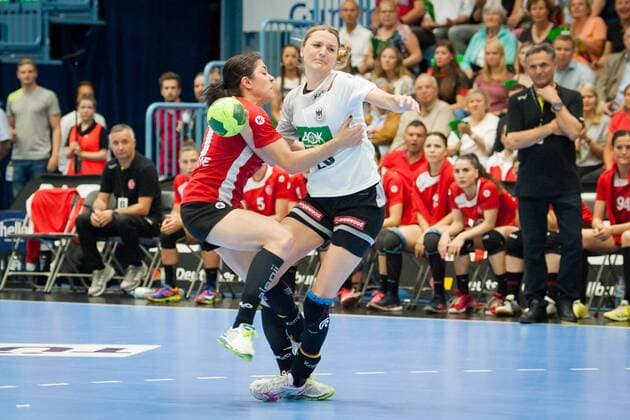 Yasemin Sahin Tekin No. 70 Turkey is clinging to Franziska Müller No. 28 Germany firmly so that this is prevented from throwing Germany vs Turkey Handball EC Qualification Women 02 06 18 Gummersbach NRW Germany Schwalbe Arena Copyright: xcdn_nszx