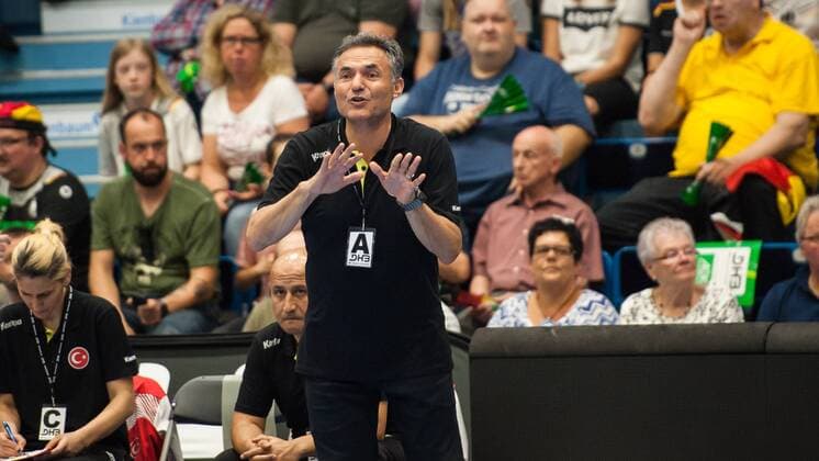 Birol Ünsal head coach Turkey gives on the sidelines tactical instructions Germany vs Turkey Handball EC Qualification Women 02 06 18 Gummersbach NRW Germany Schwalbe Arena Copyright: xcdn_nszx