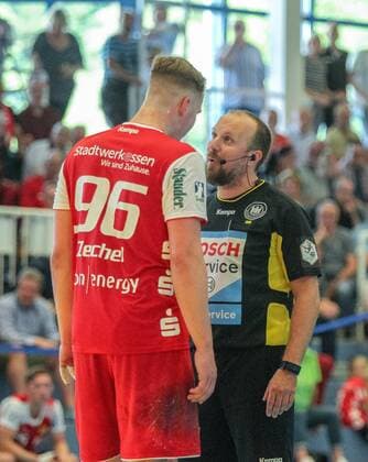 v l Tim Zechel Essen 96 and a referee quarrel at the game TUSEM Essen vs Wilhelmshavener HV Handball 2 Bundesliga 02 06 2018 TUSEM Essen vs Wilhelmshavener HV Handball 2 Bundesliga 02 06 2018 Essen Copyright: xEIBNER MarioxHommesx EP_MHS