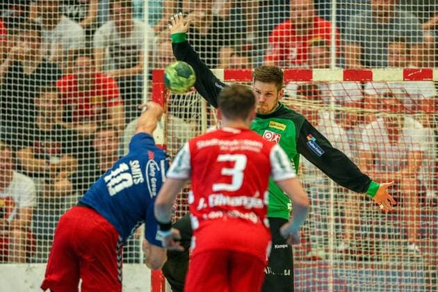 Kay Smits Wilhelmshaven 10 throws on the goal Sebastian Bliss Essen 12 makes big in the foreground watching Jonas Ellwanger eating 3 at the game TUSEM Essen vs Wilhelmshavener HV Handball 2 Bundesliga 02 06 2018 TUSEM Essen vs Wilhelmshavener HV Handball 2 Bundesliga 02 06 2018 Essen Copyright: xEIBNER MarioxHommesx EP_MHS
