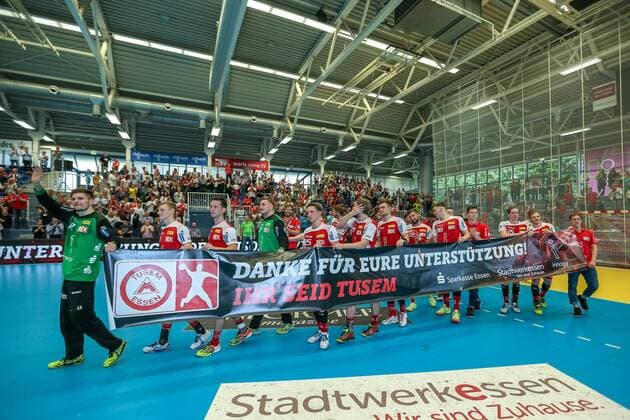 The players of TUSEM Essen would like to thank the fans with a poster at the game TUSEM Essen vs Wilhelmshavener HV Handball 2 Bundesliga 02 06 2018 TUSEM Essen vs Wilhelmshavener HV Handball 2 Bundesliga 02 06 2018 Essen Copyright: xEIBNER MarioxHommesx EP_MHS