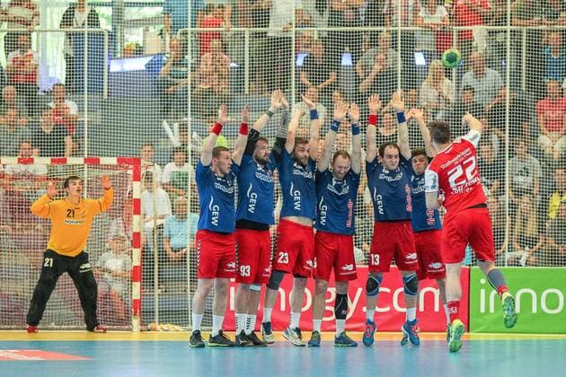 Dennis Szczesny Essen 22 tries to throw the ball over the wall before halftime to play TUSEM Essen vs Wilhelmshavener HV Handball 2 Bundesliga 02 06 2018 TUSEM Essen vs Wilhelmshavener HV Handball 2 Bundesliga 02 06 2018 Essen Copyright: xEIBNER MarioxHommesx EP_MHS