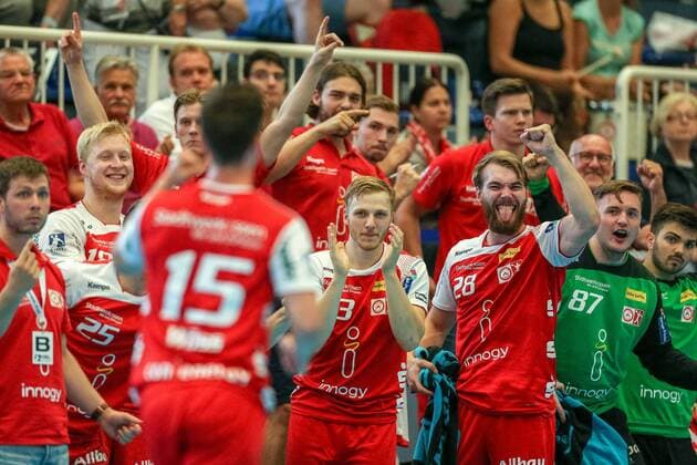 Richard Woess Essen 15 Goal past the player after a goal the players cheer him out at the game TUSEM Essen vs Wilhelmshavener HV Handball 2 Bundesliga 02 06 2018 TUSEM Essen vs Wilhelmshavener HV Handball 2 Bundesliga 02 06 2018 Essen Copyright: xEIBNER MarioxHommesx EP_MHS