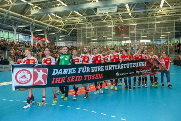 The players of TUSEM Essen would like to thank the fans with a poster at the game TUSEM Essen vs Wilhelmshavener HV Handball 2 Bundesliga 02 06 2018 TUSEM Essen vs Wilhelmshavener HV Handball 2 Bundesliga 02 06 2018 Essen Copyright: xEIBNER MarioxHommesx EP_MHS