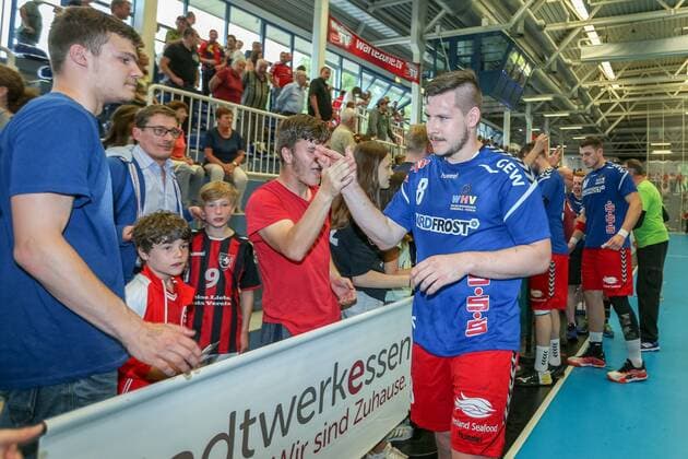 Fabrice Lehmann Wilhelmshaven 8 claps with the fans at the game TUSEM Essen vs Wilhelmshavener HV Handball 2 Bundesliga 02 06 2018 TUSEM Essen vs Wilhelmshavener HV Handball 2 Bundesliga 02 06 2018 Essen Copyright: xEIBNER MarioxHommesx EP_MHS