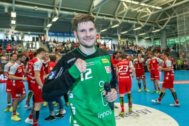 Sebastian Bliss Essen 12 cheering with clenched fist in the background celebrating the players of TUSEM eating at the game TUSEM Essen vs Wilhelmshavener HV Handball 2 Bundesliga 02 06 2018 TUSEM Essen vs Wilhelmshavener HV Handball 2 Bundesliga 02 06 2018 Essen Copyright: xEIBNER MarioxHommesx EP_MHS