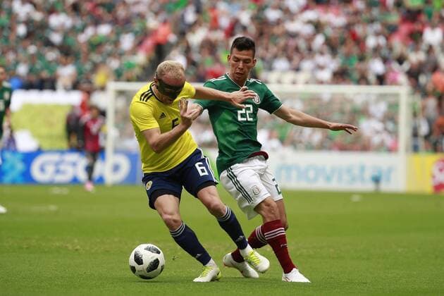 WM 2018, Testspiel, Mexiko - Schottland Mexico s player Hirving Lozano (R) vies for the ball against Scotland s Dylan Mcgeouch (L) during the friendly match between Mexico and Scotland on the way to the 2018 World Cup in Russia, held at the Azteca stadium in Mexico City, Mexico, on 2 June 2018. MEXICO VS SCOTLAND !ACHTUNG: NUR REDAKTIONELLE NUTZUNG!  Copyright: xJoséxMéndezx MEX52 20180603-636635939472682745