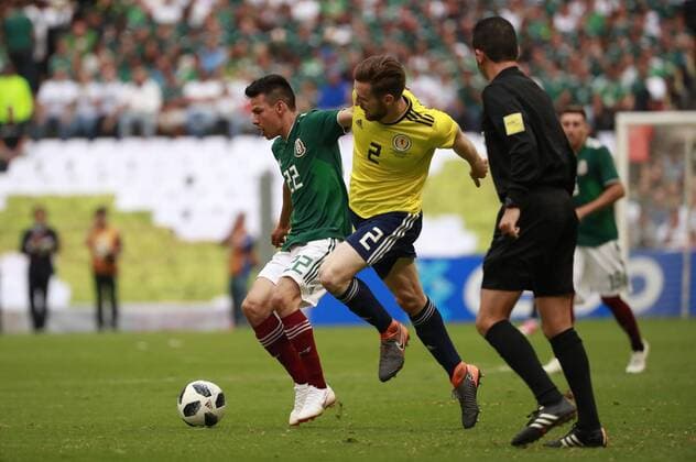 WM 2018, Testspiel, Mexiko - Schottland Mexico s player Irving Lozano (L) vies for the ball against Scotland s Gerard O donnel (R) during the friendly match between Mexico and Scotland on the way to the 2018 World Cup in Russia, held at the Azteca stadium in Mexico City, Mexico, on 2 June 2018. MEXICO VS SCOTLAND !ACHTUNG: NUR REDAKTIONELLE NUTZUNG!  Copyright: xJoséxMéndezx MEX52 20180603-636635954301225994