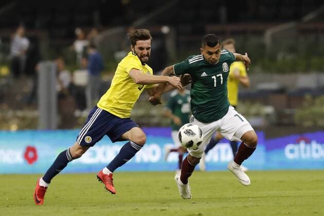 WM 2018, Testspiel, Mexiko - Schottland Mexico s player Jesús Corona (R) vies for the ball against Scotland s Graeme Shinnie during the friendly match between Mexico and Scotland on the way to the 2018 World Cup in Russia, held at the Azteca stadium in Mexico City, Mexico, on 2 June 2018. MEXICO VS SCOTLAND !ACHTUNG: NUR REDAKTIONELLE NUTZUNG!  Copyright: xJorgexNúnezx MEX52 20180603-636635977136763451