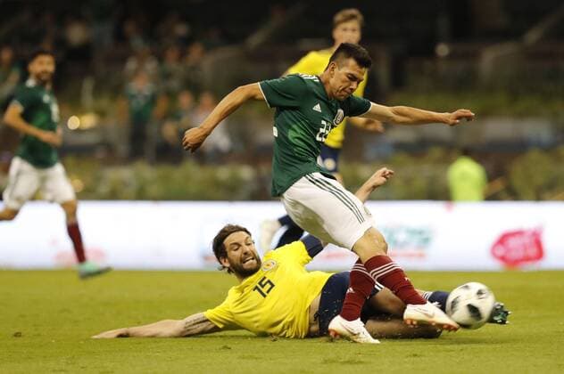WM 2018, Testspiel, Mexiko - Schottland Mexico s player Irving Lozano (UP) vies for the ball against Scotland s Charles Mulgrew during the friendly match between Mexico and Scotland on the way to the 2018 World Cup in Russia, held at the Azteca stadium in Mexico City, Mexico, on 2 June 2018. MEXICO VS SCOTLAND !ACHTUNG: NUR REDAKTIONELLE NUTZUNG!  Copyright: xJorgexNúnezx MEX52 20180603-636635977141763460
