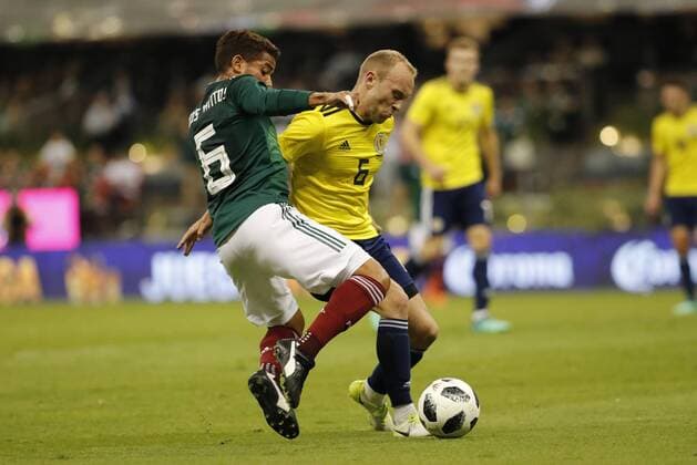 WM 2018, Testspiel, Mexiko - Schottland Mexico s player Jonathan dos Sabntos (L) vies for the ball against Scotland s Dylan Mcgeouch during the friendly match between Mexico and Scotland on the way to the 2018 World Cup in Russia, held at the Azteca stadium in Mexico City, Mexico, on 2 June 2018. MEXICO VS SCOTLAND !ACHTUNG: NUR REDAKTIONELLE NUTZUNG!  Copyright: xJorgexNúnezx MEX52 20180603-636635989099816961