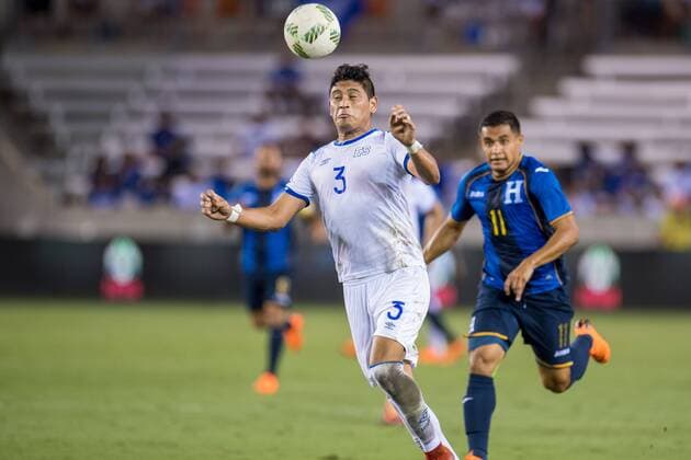 Fußball, Länderspiel, Honduras - El Salvador June 2, 2018: El Salvador defender Roberto Fuentes (3) heads the ball during an international soccer friendly match between Honduras and El Salvador at BBVA Compass Stadium in Houston, TX. El Salvador won the game 1 to 0... CSM Soccer 2018: Honduras vs El Salvador JUN 2 - ZUMAc04_ 20180602_zaf_c04_060 Copyright: xTraskxSmithx