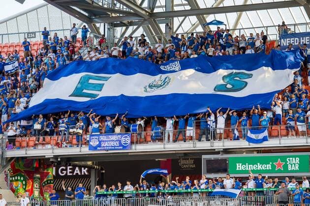 Fußball, Länderspiel, Honduras - El Salvador June 2, 2018: El Salvador fans hold a giant flag during an international soccer friendly match between Honduras and El Salvador at BBVA Compass Stadium in Houston, TX. El Salvador won the game 1 to 0... CSM Soccer 2018: Honduras vs El Salvador JUN 2 - ZUMAc04_ 20180602_zaf_c04_085 Copyright: xTraskxSmithx