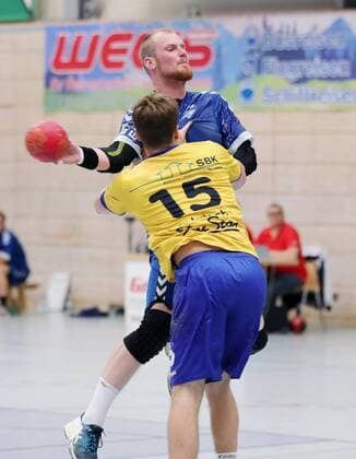 2 Handball Bundesliga HSG Konstanz Dessau Rosslauer HV 06 31 26 LIBOR HANISCH DES on the ball against Paul Kaletsch KON 2 Handball Bundesliga HSG Konstanz Dessau Rosslauer HV 06 Konstanz Copyright: xEIBNER PeterxPisax EP_EER