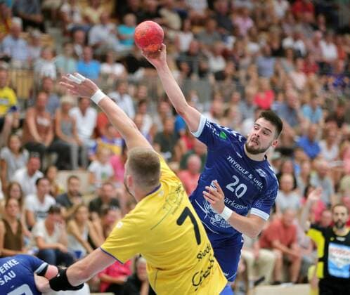 2 Handball Bundesliga HSG Konstanz Dessau Rosslauer HV 06 31 26 JONAS HOENICKE DES in the lead in front Mathias Riedel KON 2 Handball Bundesliga HSG Konstanz Dessau Rosslauer HV 06 Constance Copyright: xEIBNER PeterxPisax EP_EER