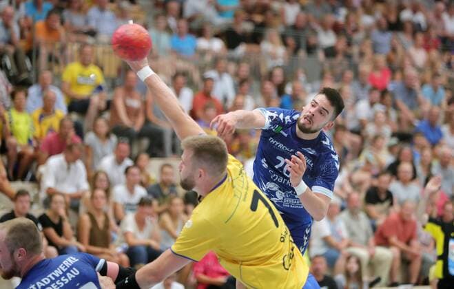 2 Handball Bundesliga HSG Konstanz Dessau Rosslauer HV 06 31 26 JONAS HOENICKE DES at the throw 7 Mathias Riedel KON 2 Handball Bundesliga HSG Konstanz Dessau Rosslauer HV 06 Konstanz Copyright: xEIBNER PeterxPisax EP_EER