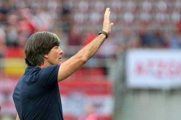 National coach Joachim Jogi Loew Loew Germany beckons to the fans The rain fight of Klagenfurt before the match Austria Germany Last test match before the final nomination of the squad for the 2018 World Cup in Russia National team The team DFB 2 06 2018 Austria Germany Test match Klagenfurt Copyright: xRoskaritzx Eibner-Pressefotox EP_fh_rrz