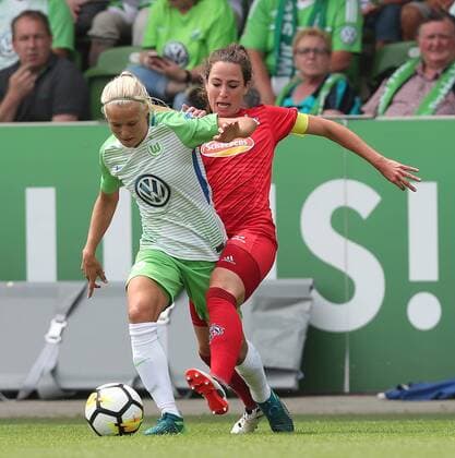Pernille Harder VfL Wolfsburg in a duel