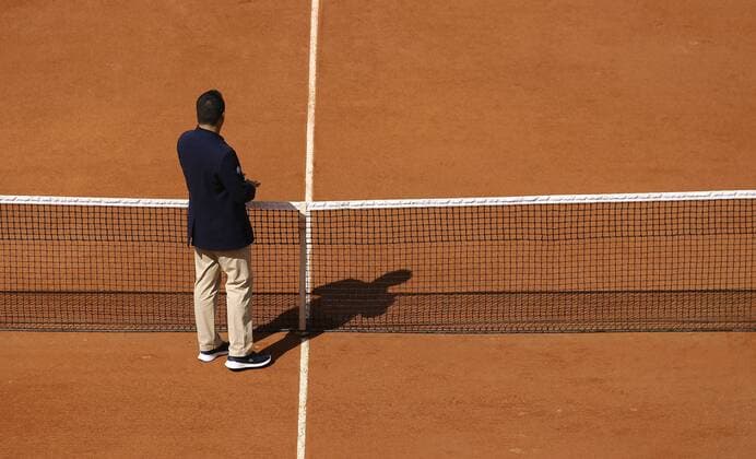 Photo of Chair Umpire tosses the coin in before the start of the Tennis Tennis Open in Paris Day 3 Tue 29 05 2018