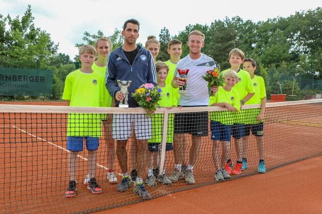 Laslo Urrutia Fuentes Association Vice Champion 2018 TC 1899 Blue White Berlin and Niclas Braun Association Champion 2018 TC 1899 Blue White Berlin with the ball children of the Zehlendorf Wasps Association Championships of the TVBB Women and Men Final Berlin 03 06 2018