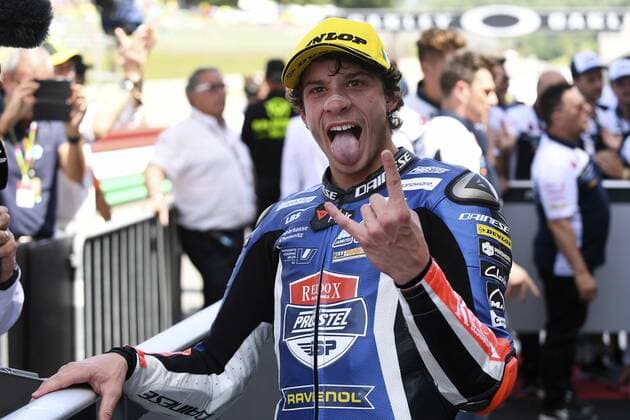 Bilder des Tages - SPORT IPP20180603 Motorsports: Moto3 World Championship WM Weltmeisterschaft GP of Italy, Marco Bezzecchi esulta dopo essersi classificato al secondo posto (Verwendung nur in Deutschland - GERMANY ONLY) *** IPP20180603 Motorsports Moto3 World Championship GP of Italy Marco Bezzecchi esulta doper essersi classificato al secondo posto Use only in Germany GERMANY ONLY 