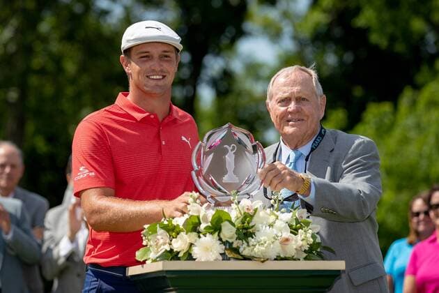 Bilder des Tages - SPORT DUBLIN, OH - JUNE 03: Bryson DeChambeau and Jack Nicklaus pose with the Memorial Tournament trophy after winning the second round playoff of the Memorial Tournament at Muirfield Village Golf Club in Dublin, Ohio on June 03, 2018.(Photo by Adam Lacy Icon Sportswire) GOLF: JUN 03 PGA Golf Herren - the Memorial Tournament Icon180603034 EDITORIAL USE ONLY