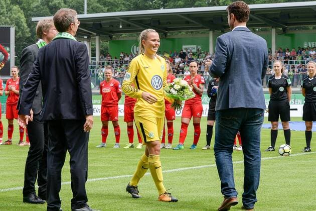 Torfrau Merle Frohms VfL Wolfsburg 29 at the farewell by Sporting Director Ralf Kellermann Wolfsburg Soccer Allianz Women Bundesliga VfL Wolfsburg 1 FC Cologne xmhx