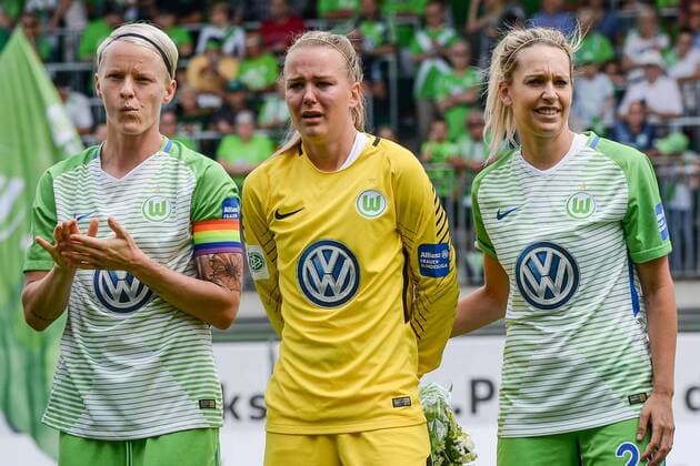 Goalkeeper Merle Frohms VfL Wolfsburg 29 Image center is crying with tears after the farewell by Sporting Director Ralf Kellermann Wolfsburg Soccer Allianz Women Bundesliga VfL Wolfsburg 1 FC Cologne xmhx