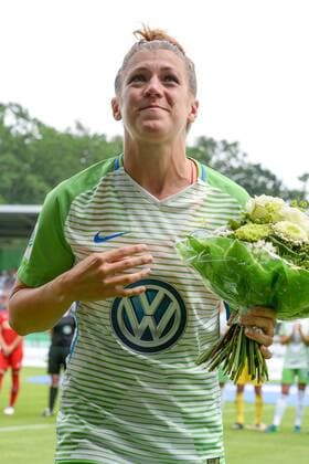 Luisa Wensing Wolfsburg 2 says goodbye to the Wolfsburg fans with tears Football Alliance Women Bundesliga VfL Wolfsburg 1 FC Cologne xmhx