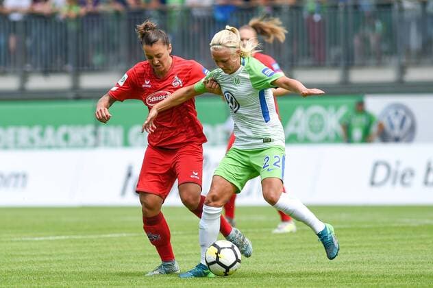 v left Lidija Kulis 1 FC Köln 32 Pernille Harder Wolfsburg 21 Duel duel tackle tackling Dynamics Action Action Soccer Allianz Women Bundesliga VfL Wolfsburg 1 FC Köln xmhx