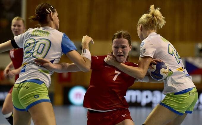 From left Slovenian ALJA KOREN, Czech HELENA RYSANKOVA and Slovenian TAMARA MAVSAR in action during the final game Czech Republic vs. Slovenia in Group 5 of the women s European handball championship in Most, Czech Republic, June 3, 2018. (CTKxPhoto OndrejxHajek) CTKPhotoP201806030509401  HAJ 02
