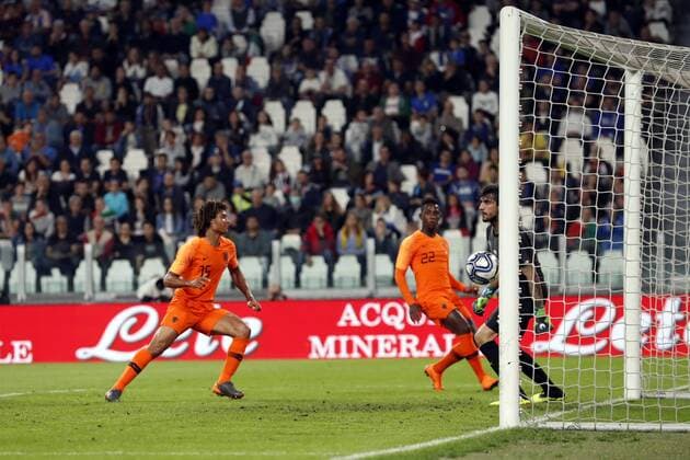 (l-r) Nathan Ake of Holland, Eljero Elia of Holland, goalkeeper Mattia Perin of Italy during the International Friendly Länderspiel match between Italy and The Netherlands at Allianz Stadium on June 04, 2018 in Turin, Italy International friendly match 2017 2018 xVIxVIxImagesx xMauricexvanxSteenxIVx 11131406