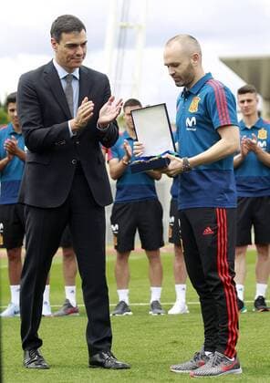 The President of the Government of Spain Pedro Sanchez (l) gives Andres Iniesta the Medal of Merit for Sports. June 5,2018.  (2018060561)