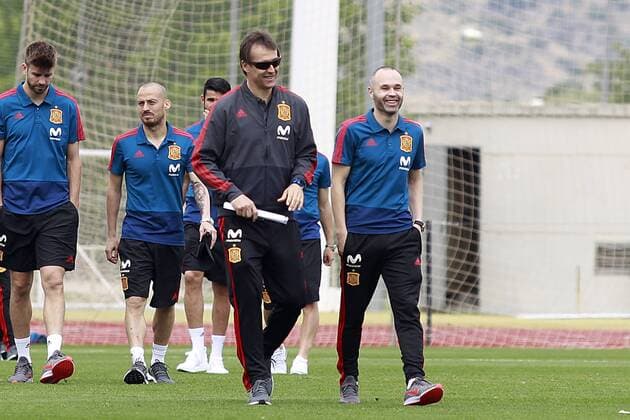 Spain s coach Julen Lopetegui (l) and Andres Iniesta before training session. June 5,2018.  (2018060547)