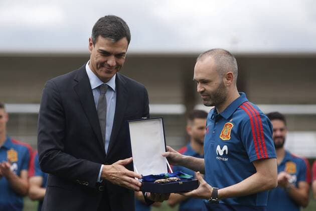 Spanish new Prime Mininister, Pedro Sanchez (L), gives the Grand Cross of the Royal Order of Merit in Sports to Spain s midfielder Andres Iniesta during a training session at Las Rozas sports facilities in Madrid, Spain, 05 June 2018. The Spanish team prepares for the FIFA World Cup WM Weltmeisterschaft Fussball 2018 taking place in Russia from 14 June until 15 July 2018. Prime Minister Pedro Sanchez visits Spain s team !ACHTUNG: NUR REDAKTIONELLE NUTZUNG!  Copyright: xJAVIERxLIZÓNx GRAF3867 20180605-636638058449158902