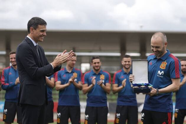 Spanish new Prime Mininister, Pedro Sanchez (L), gives the Grand Cross of the Royal Order of Merit in Sports to Spain s midfielder Andres Iniesta during a training session at Las Rozas sports facilities in Madrid, Spain, 05 June 2018. The Spanish team prepares for the FIFA World Cup WM Weltmeisterschaft Fussball 2018 taking place in Russia from 14 June until 15 July 2018. Prime Minister Pedro Sanchez visits Spain s team !ACHTUNG: NUR REDAKTIONELLE NUTZUNG!  Copyright: xJAVIERxLIZÓNx GRAF3900 20180605-636638059157600922