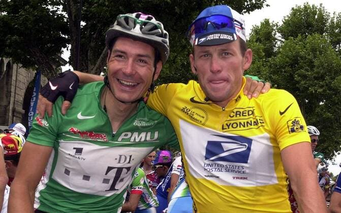 TDF02- - AVIGNON, FRANCE : (Tour de France 2000,cycling) : Erik Zabel(L) and Lance Armstrong(R) smiling, prior to the start in Avignon. Photo Belga-Reporters Michel GOUVERNEUR MICHELxGOUVERNEUR  x493510x