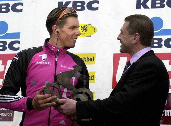 BRU39 - - ZOTTEGEM, BELGIUM : German cyclist Danilo Hondo of the Deutsche Telekom team receives a trophy after winning the first stage of the 3 days of De Panne cycling race from Mouscron to Zottegem on Tuesday 3 April 2001, in Zottegem. Hondo won the race ahead of Belgian Niko Eeckhout and Romans Vainsteins of Latvia. YVESxBOUCAU  x618834x