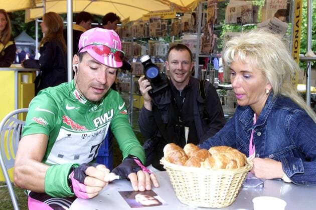 NO SALES-NO MAGS-NO INTERNET BRU39 - - HUY, BELGIUM: German cyclist Erik Zabel (green jersey of best sprinter) anf his wife sign autographs prior to the start of the fourth stage of the 88th Tour de France between Huy, Belgium and Verdun, France, Wednesday 11 July 2001. MICHELxGOUVERNEUR  x670860x
