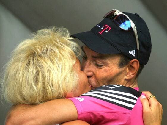 BRU22 - - EVRY, FRANCE: German Erik Zabel of Team Deutsche Telekom kisses his wife on the podium of the 19th stage of the 88th Tour de France in Evry, Saturday 28 July 2001. Zabel won the stage and the leader of the US Postal team US Lance Armstrong retained his yellow jersey. DIDIERxMOSSIAT  x685109x