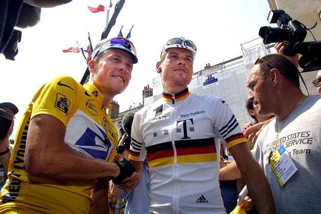 BRU30 - - ORLEANS, FRANCE: : The leader of the US Postal team US Lance Armstrong (L) shakes hands with the leader of the Deutsche Telekom team German Jan Ullrich before the beginning of the 19th stage of the 88th Tour de France in Orleans 28 July 2001. DIDIERxMOSSIAT  x685132x