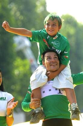 BRU72 - - PARIS, FRANCE : The green jersey of best sprinter German Erik Zabel and his son celebrate on the podium after the last stage of the 88th French cycling race in Paris, Sunday 29 July 2001. US Lance Armstrong of the US Postal team won the 2001 Tour de France. DIDIERxMOSSIAT  x685361x