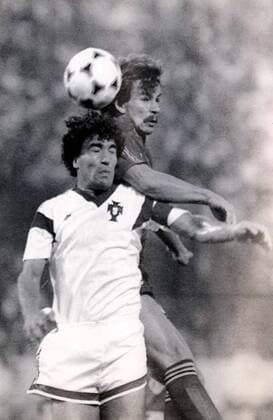BRU00 - - BRUSSELS, BELGIUM: File picture dayed 06 September 1989 of Belgian Marc Van der Linden (back) and Portuguese Joao Pinto during the soccer match Belgium vs Portugal.  x734103x