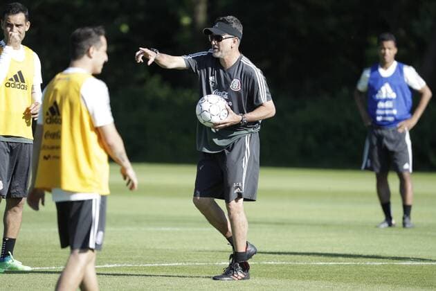 Fußball, Training Nationalteam Mexiko June 5, 2018 - EUM20180605DEP22.JPG.COPENHAGUE, Dinamarca, Soccer-Futbol-Seleccion Mexicana.- 5 de junio 2018.- Aspecto del entrenamiento de la Seleccion Mexicana de cara a su partido ante su similar de Dinamarca a disputarse el proximo sabado. En la imagen, El tecnico Juan Carlos Osorio. Foto: Agencia EL UNIVERSAL Luis Cortes RCC. Latin News: June 5, 2018  - ZUMAu78_ 20180605_zaf_u78_561 Copyright: xLuisxCortesx